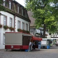 Wochenmarkt Beverungen Verkaufstände und Besucher auf dem historischen Wochenmarkt vor Fachwerkhäusern in Beverungen.
