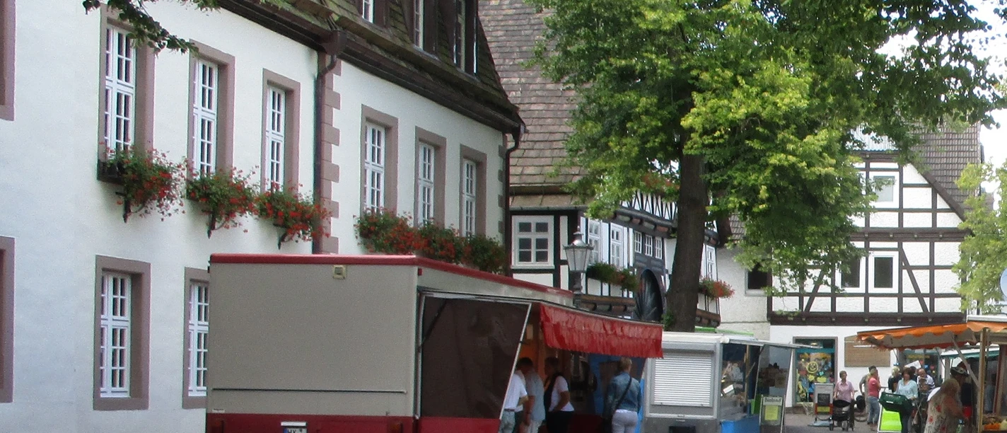 Wochenmarkt Beverungen Verkaufstände und Besucher auf dem historischen Wochenmarkt vor Fachwerkhäusern in Beverungen.
