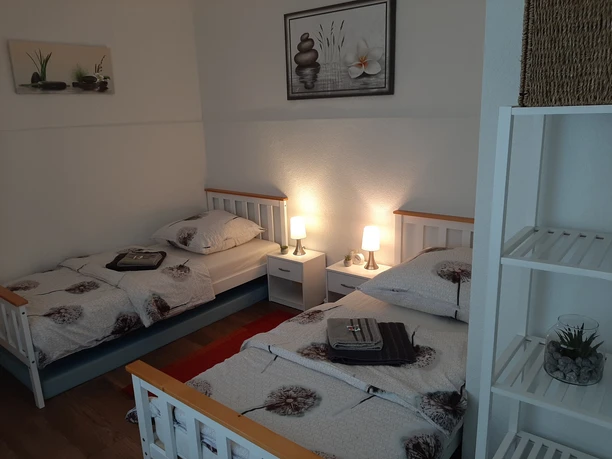 Schlafzimmer 2 Bild 1.jpg