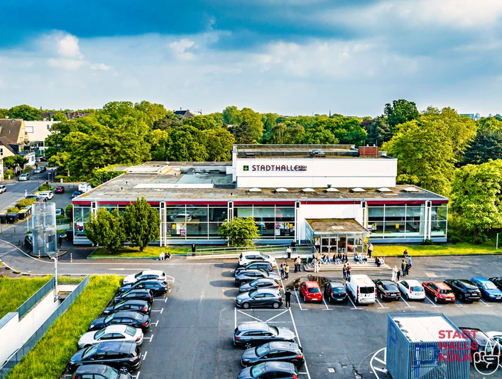 0024_Konzertfotografie_@Kay-Uwe_Fischer_DJI_0317-Bearbeitet.jpg Stadthalle Köln von außen mit großem ParkplatzCologne City Hall from the outside with large parking lot