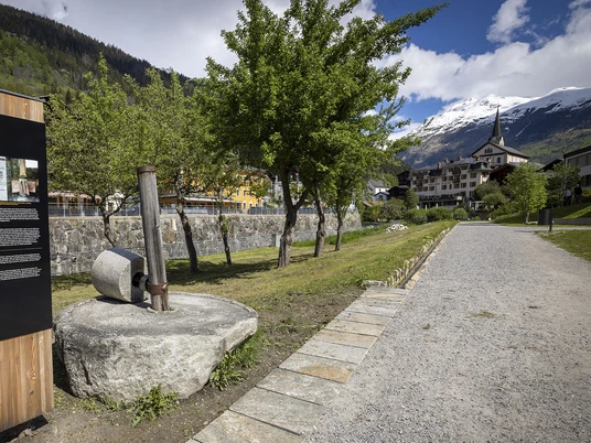 Wüehr-Weg in Fiesch in der Aletsch Arena Wüehr-Weg in Fiesch in der Aletsch Arena