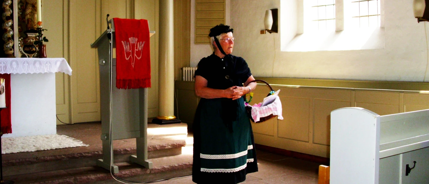 Gästeführerin Marita Pfeffer in der Wilstedter Kirche Gästeführerin Marita Pfeffer in der Wilstedter Kirche