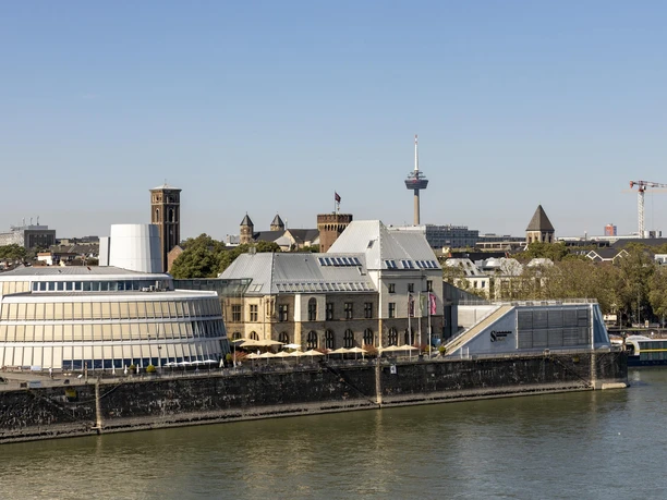 Schokoladenmuseum Das Bild zeigt das Schokoladenmuseum in Köln, modern mit dem historischen Gebäude daneben gelegen, direkt am Rhein.