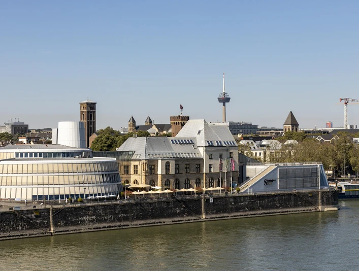 Schokoladenmuseum Das Bild zeigt das Schokoladenmuseum in Köln, modern mit dem historischen Gebäude daneben gelegen, direkt am Rhein.The picture shows the Chocolate Museum in Cologne, modern with the historical building next to it, directly on the Rhine.