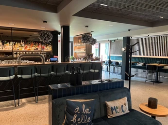 Eine elegante Bar mit modernen Sitzgelegenheiten, dekorativen Lampen und gut sortierten Flaschen.An elegant bar with modern seating, decorative lamps and well-stocked bottles.En elegant bar med moderne siddepladser, dekorative lamper og velassorterede flasker.Een elegante bar met moderne stoelen, decoratieve lampen en goed gevulde flessen.