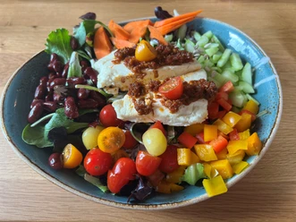 Salat Bunter Salatteller mit Hähnchenbrust, Kichererbsen, Tomaten, Paprika, Gurken und Karotten.