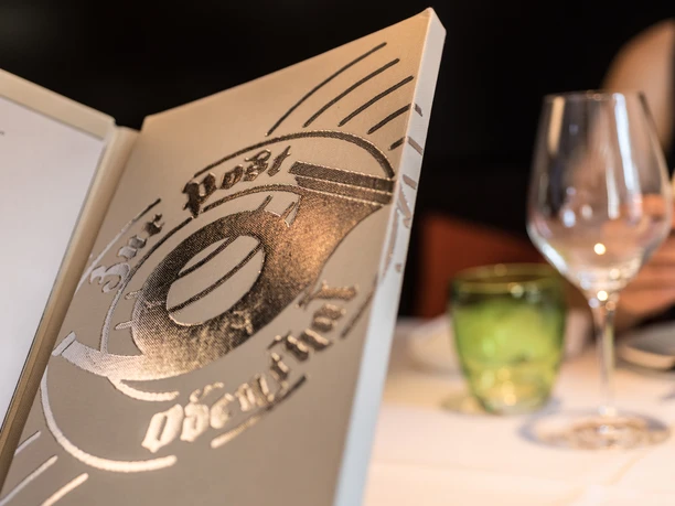 Ein elegantes Menü und gedeckter Tisch im Gourmet-Restaurant "Zur Post" in Odenthal.