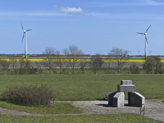 Deicharbeiterdenkmal am Diekskiel bei Pilsum