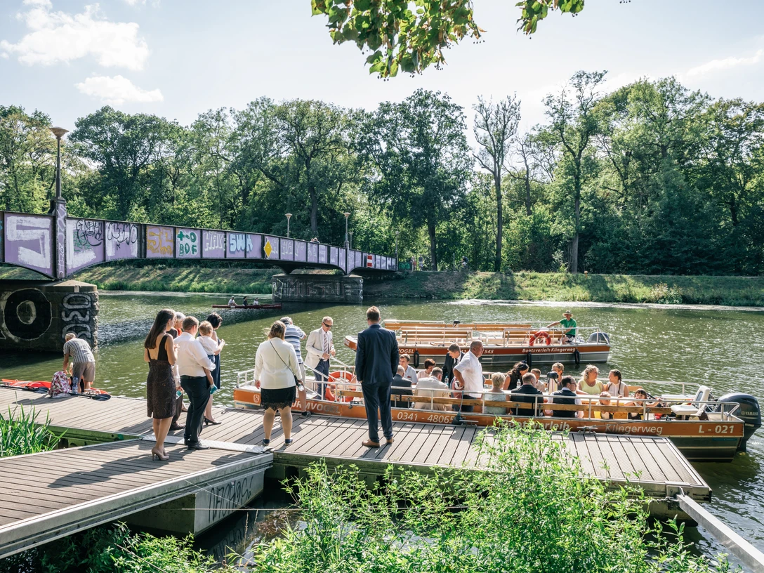 Bootsfahrt auf der Weissen Elster - Wasserstadt Leipzig Direkt am Scheibenholz gibt es einen Bootsverleih.