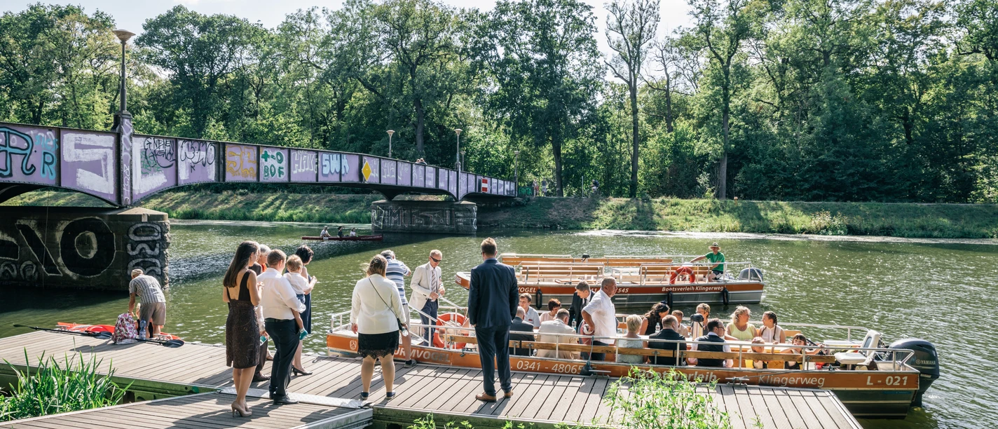 Bootsfahrt auf der Weissen Elster - Wasserstadt Leipzig Direkt am Scheibenholz gibt es einen Bootsverleih.
