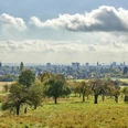 Blick vom Kirdorfer Feld in Bad Homburg auf die schemenhafte Skyline von Frankfurt Vom Kirdorfer Feld ist bei guter Sicht die Skyline in Frankfurt zu sehen