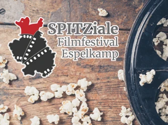 2862_295_1_g.PNG Popcorn auf Holztisch neben schwarzer Filmrolle, daneben Logo des Spitziale Filmfestivals Espelkamp.
