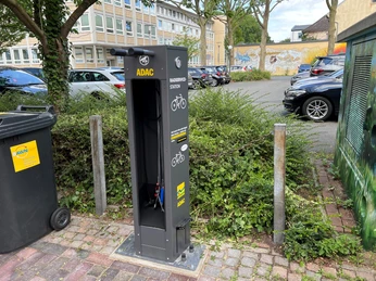 ADAC-Servicestation Parkplatz mit ADAC-Servicestation, ideal zum Aufpumpen von Fahrradreifen oder kleineren Reparaturen.