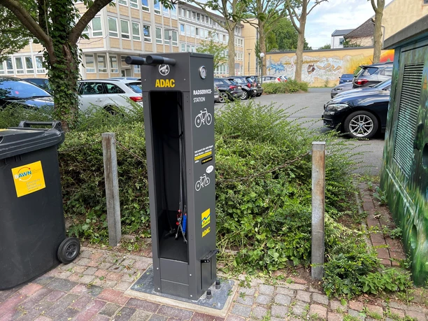 ADAC-Servicestation Parkplatz mit ADAC-Servicestation, ideal zum Aufpumpen von Fahrradreifen oder kleineren Reparaturen.