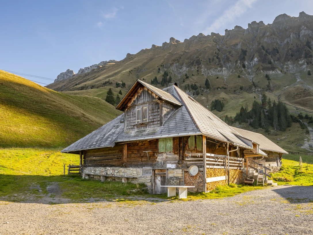 Die Alp Imbrig mit Ihrem Alpbeizli direkt unterhalb der Schrattenflue