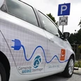 Mobilstation Steinhagen eAuto Ein Elektroauto der Gemeindewerke Steinhagen wird an einer Ladestation auf einem Parkplatz geladen.