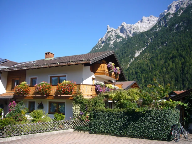 Westansicht mit Parkplatz