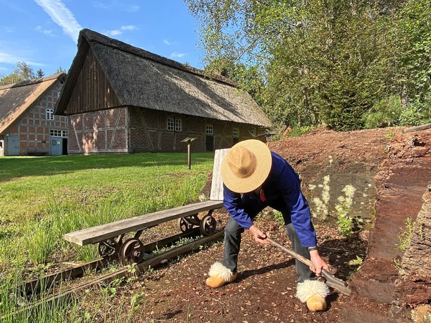 Harte Arbeit - Torfstechen auf dem Historischen Moorhof Augustendorf