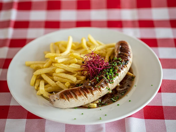 Bahnhöfli Bratwurst zwiebelsauce, pommes.JPG