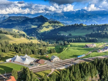 Luftaufnahme Rigi Staffel mit Bahnhöfli.jpg