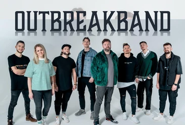 Outbreakband Gruppe von neun Personen vor weißem Hintergrund, alle lächeln, oben den Schriftzug Outbreakband.