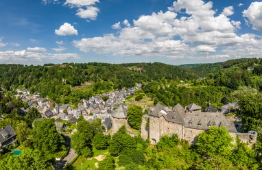Blick auf Monschau mit Burg