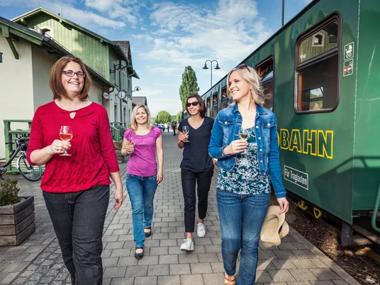 Weinprobe in der Schmalspurbahn