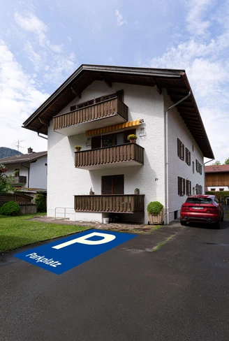 Hausansicht_Parkplatz