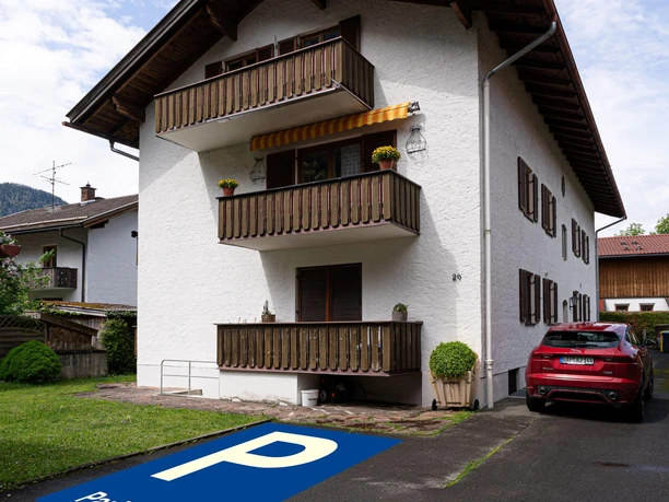 Hausansicht_Parkplatz