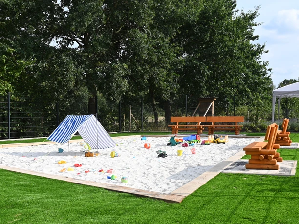 Spielplatz Opa Ernys Garten Spielplatz mit großem Feuerwehrauto und Sandspielplatz