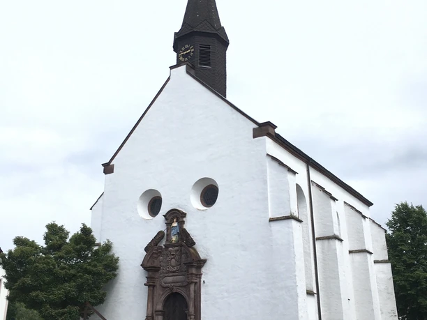Katholische Kirche Blankenau Katholische Kirche Blankenau mit markantem Turm, umgeben von Bäumen und gepflastertem Weg.