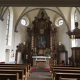 Innenansicht der katholischen Kirche Blankenau mit beeindruckendem Altar und Holzschnitzereien.