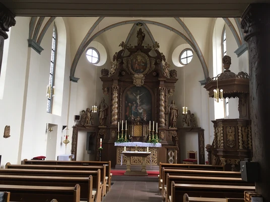 Innenansicht der katholischen Kirche Blankenau mit beeindruckendem Altar und Holzschnitzereien.