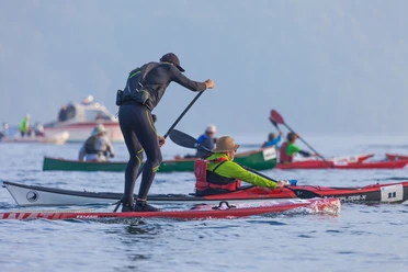 Paddler in unterschiedlichen Booten/Bretter sind am Start.