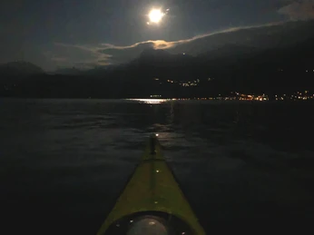 Bei mystischer Mondschein-Nacht paddeln