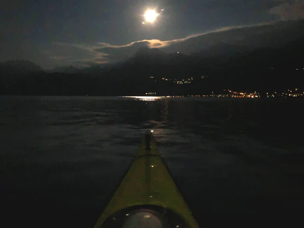 Bei mystischer Mondschein-Nacht paddeln