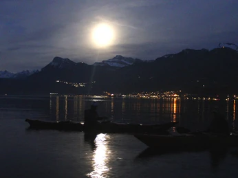 Paddeln während der Mond sich im See spiegelt