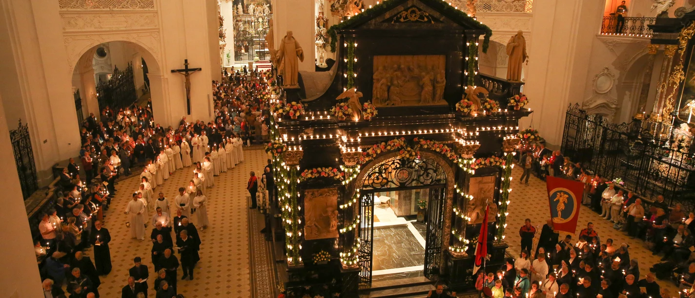 6 Die Prozession zur Gnadenkapelle