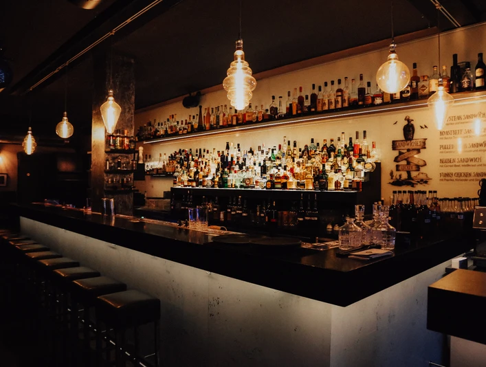 Little Link Theke.jpg Gemütlich beleuchtete Theke in der Bar Little LinkBar at Little Link with cozy lights