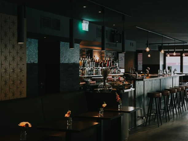 2310 Grace & Grape10.jpg Grace & Grape Bar mit aufgereihten Barhockern