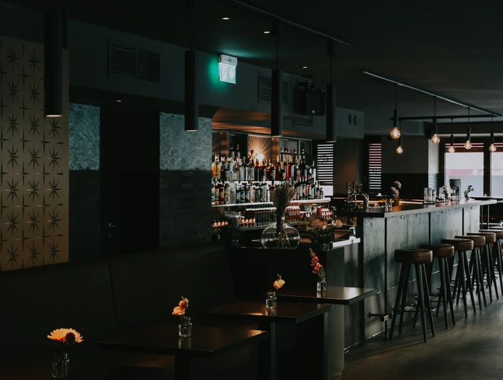 2310 Grace & Grape10.jpg Grace & Grape Bar mit aufgereihten BarhockernGrace & Grape Bar with bar stools lined up in rows