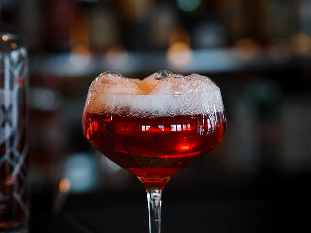 GG Kir Génial.jpg Roter Cocktail im Weinglas