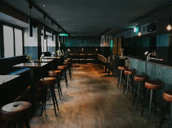 2310 Grace & Grape2.jpg Gemütlicher und dunkler Innenraum der Bar Grace & GrapeCosy and dark interior of the Grace & Grape bar