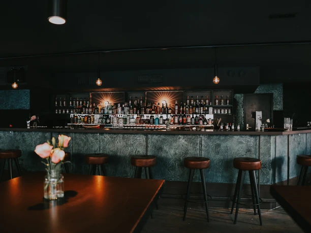 2310 Grace & Grape6.jpg Bartresen des Grace & Grape im gedimmten Licht