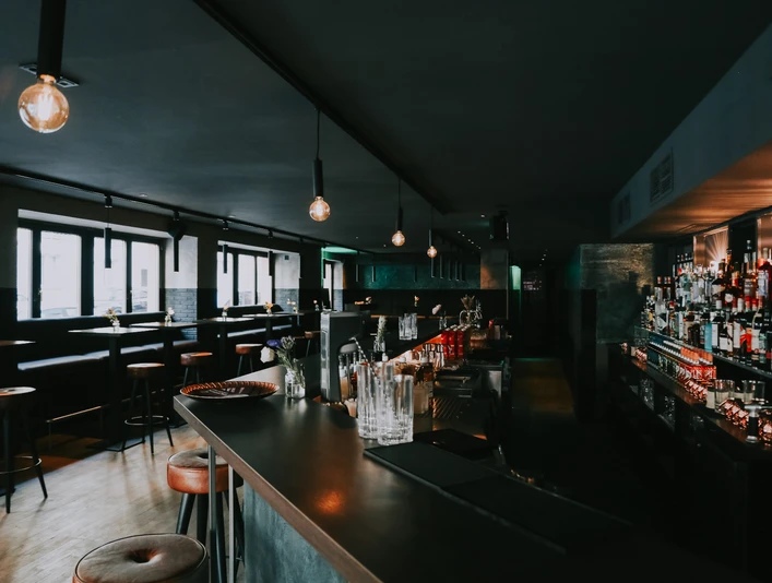 2310 Grace & Grape7.jpg Garce & Grape hinter der BarGrace & Grape behind the bar