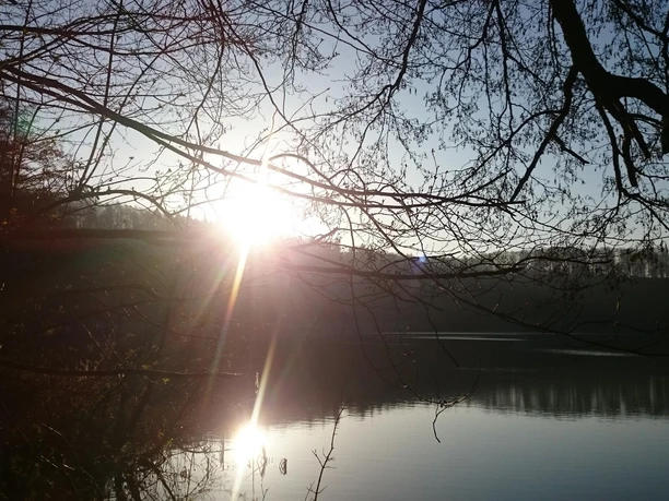 Pulvermaar mit Herbstsonne