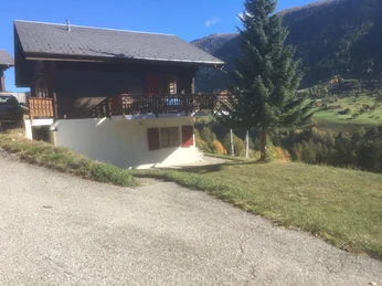 Chalet von der Seite nebenbei
