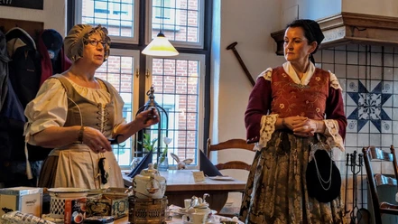 Daje und Geeske in´t Hörn bi´t Füür Zwei Frauen in historischer Kleidung erzählen bei Tee und Gebäck Geschichten in plattdeutscher Sprache.