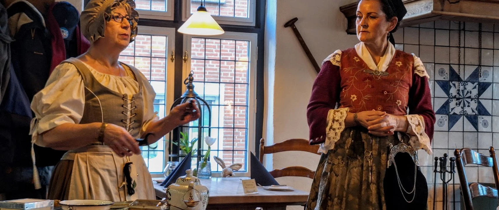 Daje und Geeske in´t Hörn bi´t Füür Zwei Frauen in historischer Kleidung erzählen bei Tee und Gebäck Geschichten in plattdeutscher Sprache.