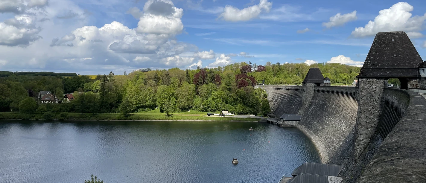 Staumauer Möhnesee mit Ausgleichsweiher